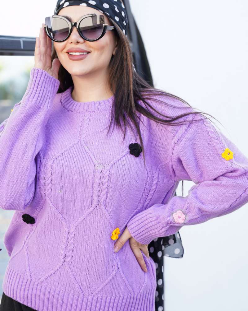 بلوز بافت زنانه طرح لوزی با خرج کار گل‌های قلاب بافی برجسته یقه گرد آستین بلند کد 1931